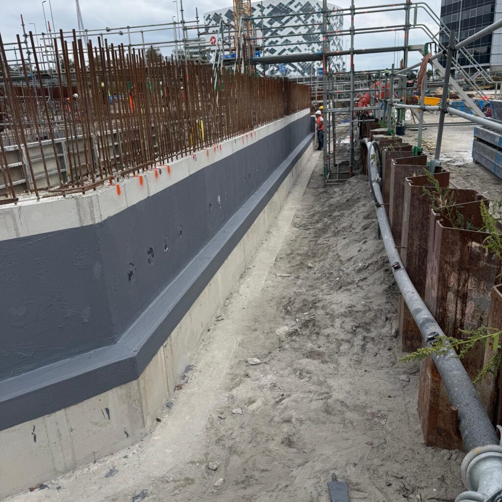 Het project voor het specialistisch afdichten van de fundering voor toekomstig gebruik is succesvol afgerond. De fundering is optimaal beschermd tegen water- en vochtdoorslag dankzij hoogwaardige afdichtingstechnieken en duurzame materialen.
