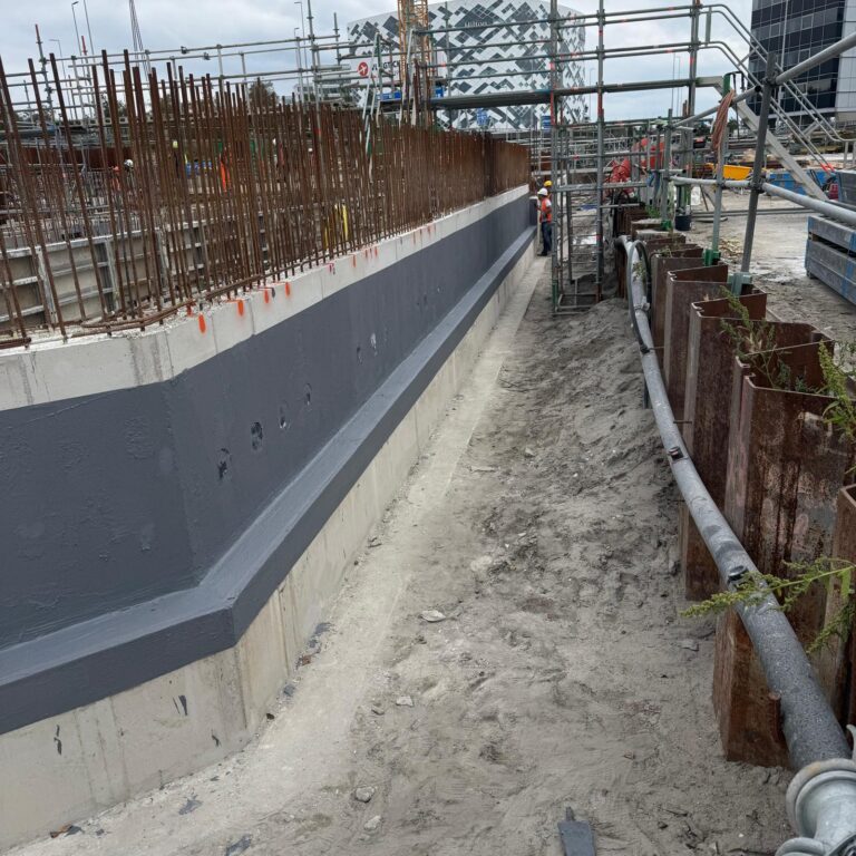 Het project voor het specialistisch afdichten van de fundering voor toekomstig gebruik is succesvol afgerond. De fundering is optimaal beschermd tegen water- en vochtdoorslag dankzij hoogwaardige afdichtingstechnieken en duurzame materialen.